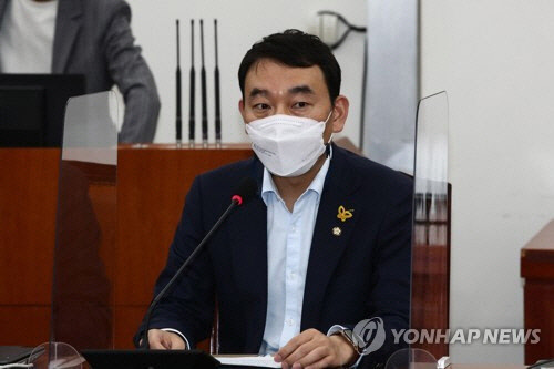 9일 국회 제5회의장에서 열린 언론중재 및 피해구제 등에 관한 법률(언론중재법)' 개정안 여야 협의체 회의에서 더불어민주당 김용민 의원이 인사말을 하고 있다. [연합뉴스]